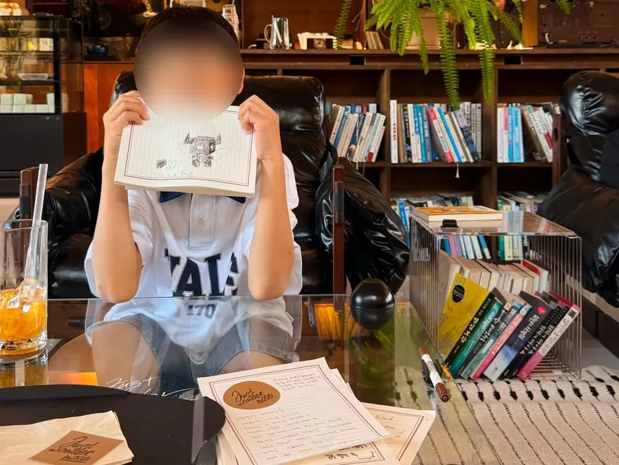 여러 방문객의 글이 기록된 노트