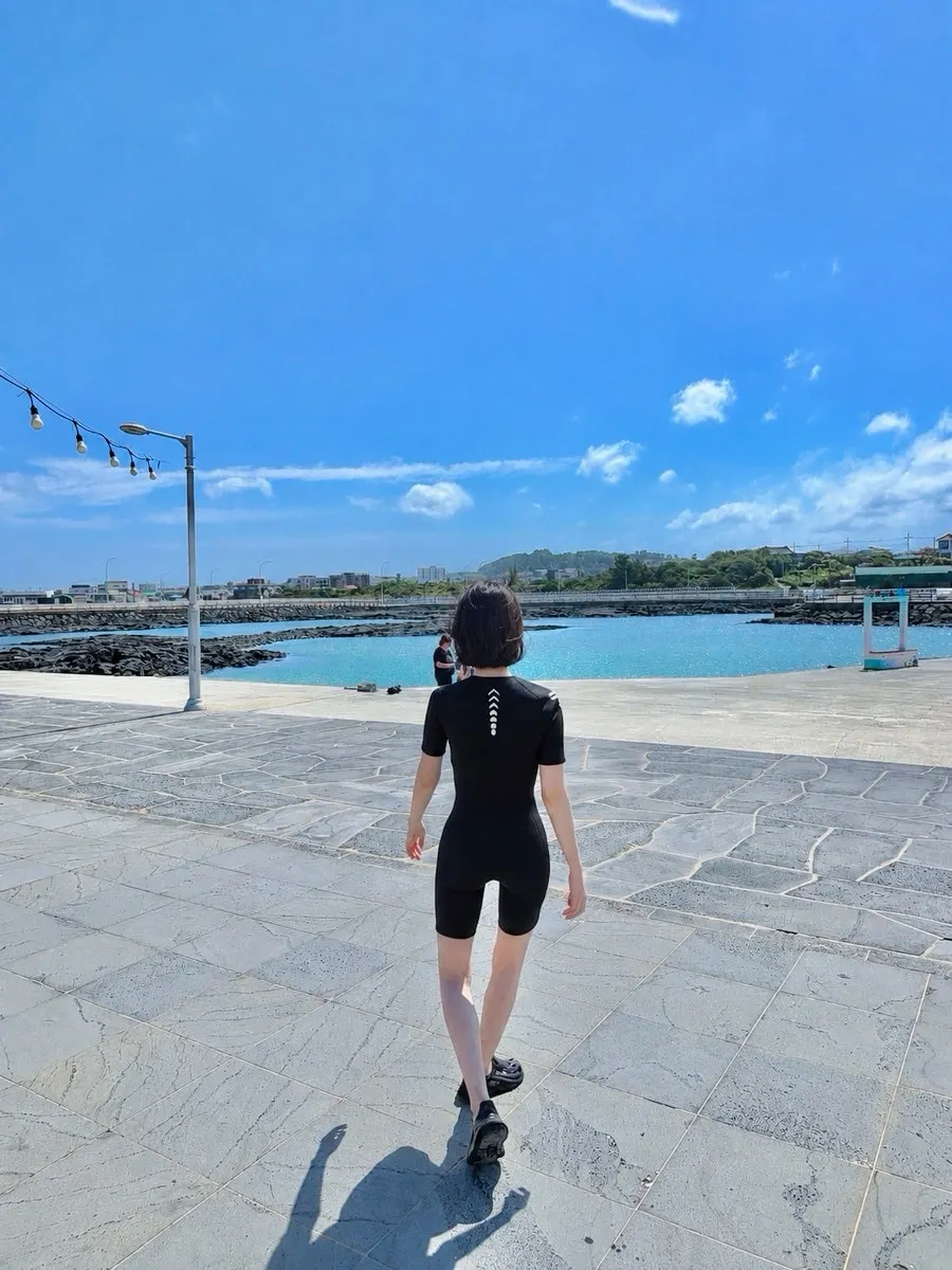 Ocean sea-walking suit rental and changing