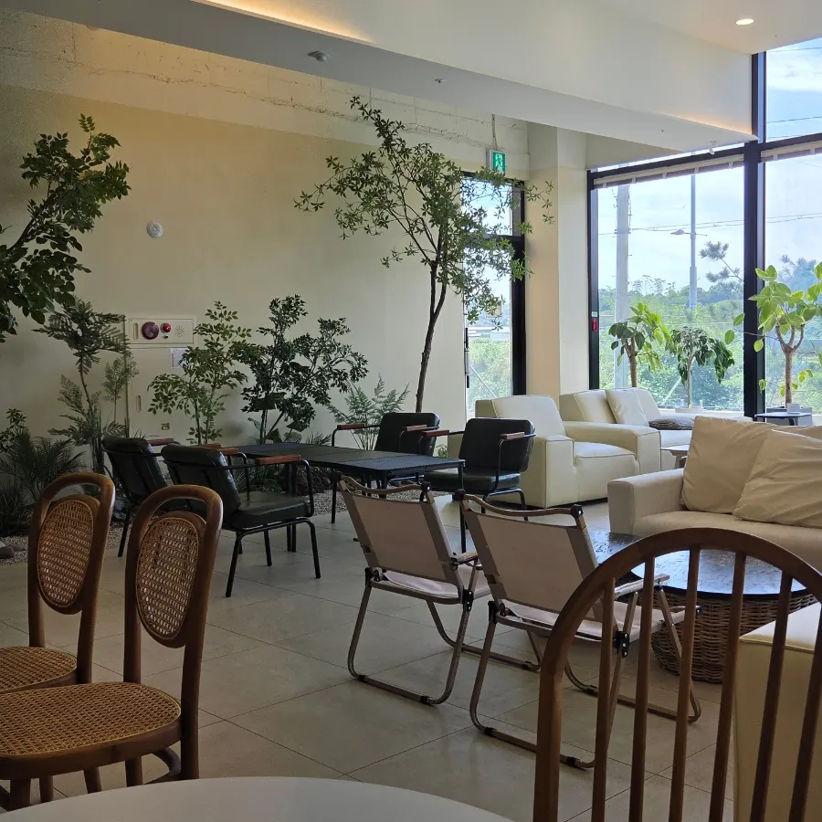 Café seating with electrical outlets