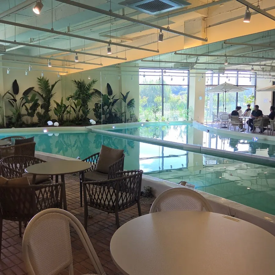 Pool-like café space