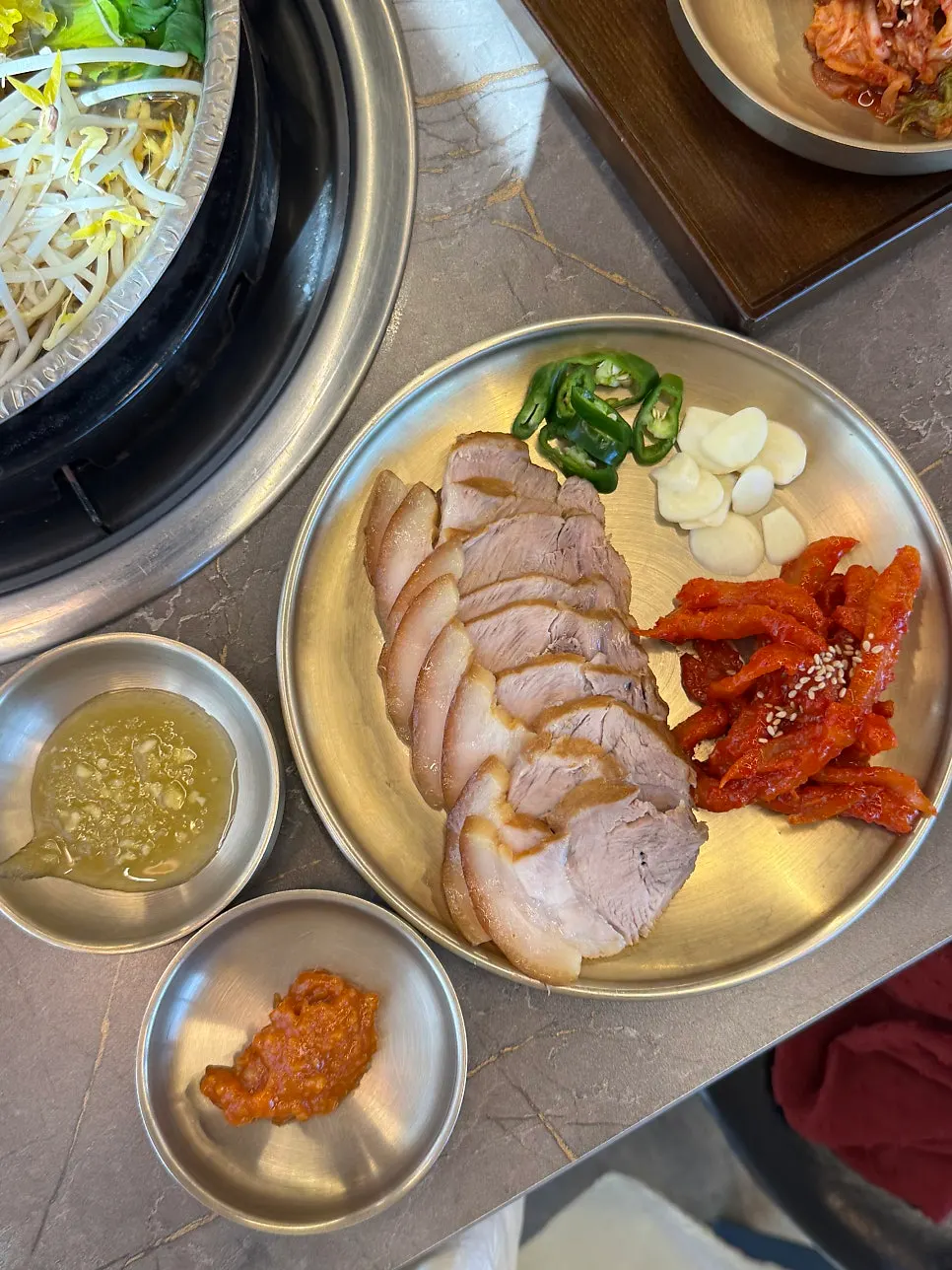 다양한 메뉴로 구성된 2인 식사