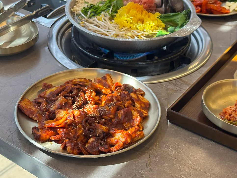 수육과 쭈꾸미가 포함된 메뉴 구성