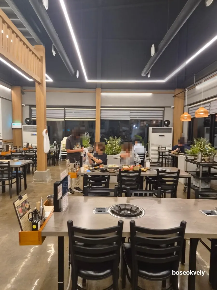 木質調裝潢的店內走道