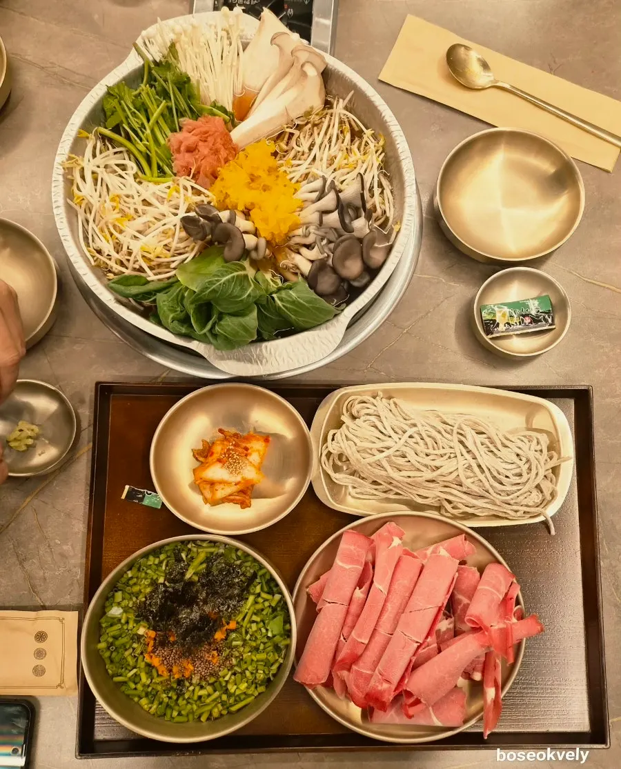 牆上貼滿節目介紹痕跡與簽名