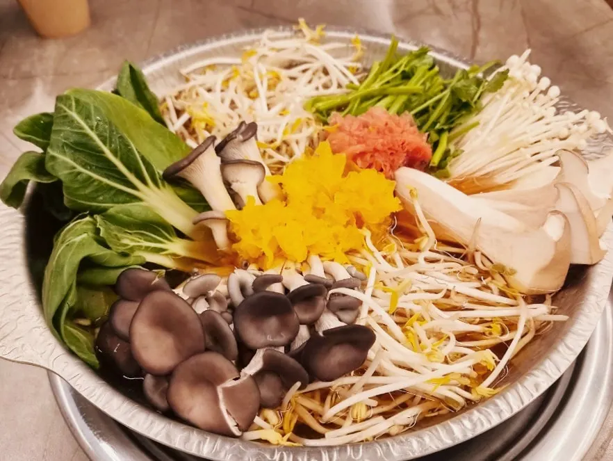 涮涮鍋餐桌與搭配小菜