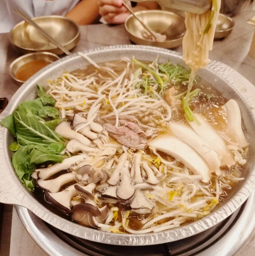 放上桑黃菇的涮涮鍋高湯鍋