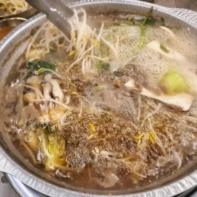 盛裝涮涮鍋肉片與水芹的盤子
