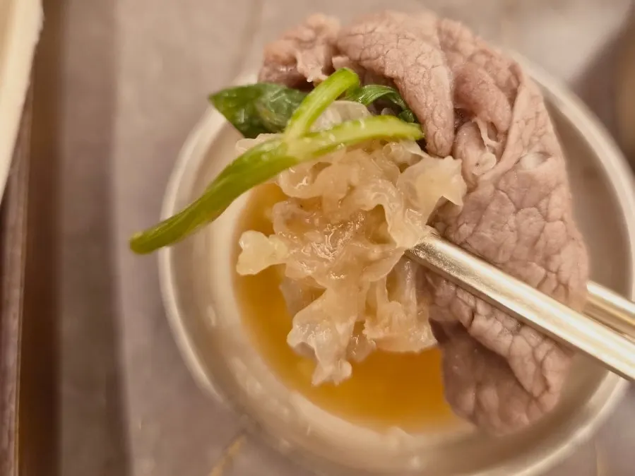 煮熟的涮涮鍋肉片與湯汁