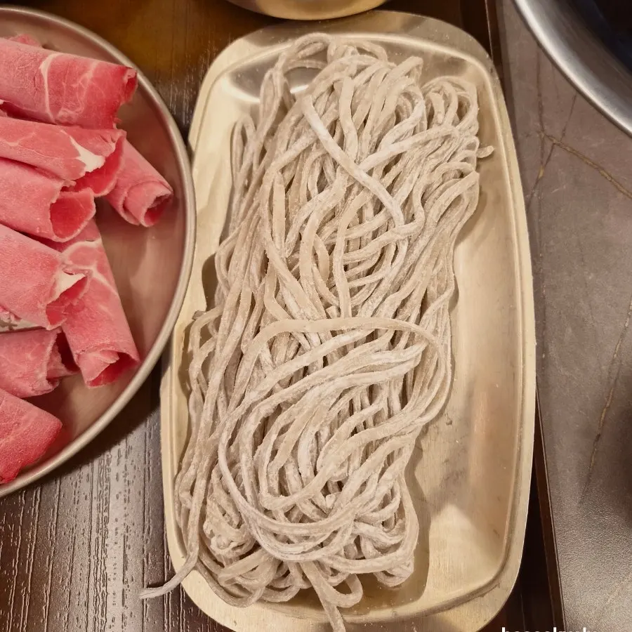 帶灰色調的黑麥刀削麵生麵
