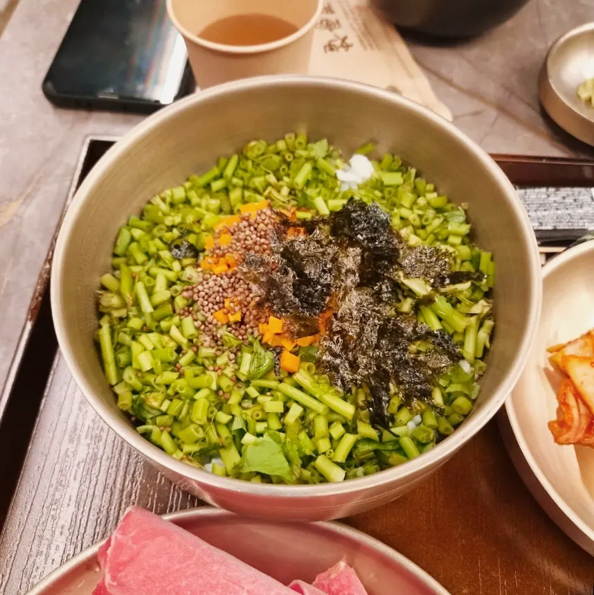 放入高湯中煮好的黑麥刀削麵