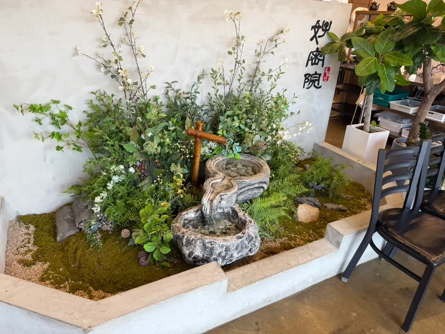 Restaurant table suitable for family meals