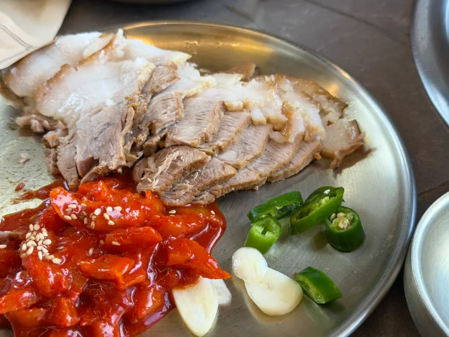 Plate of onsuyuk served first