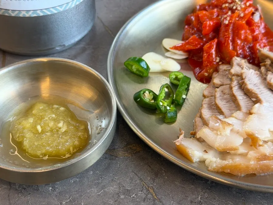 Onsuyuk served with garlic sauce