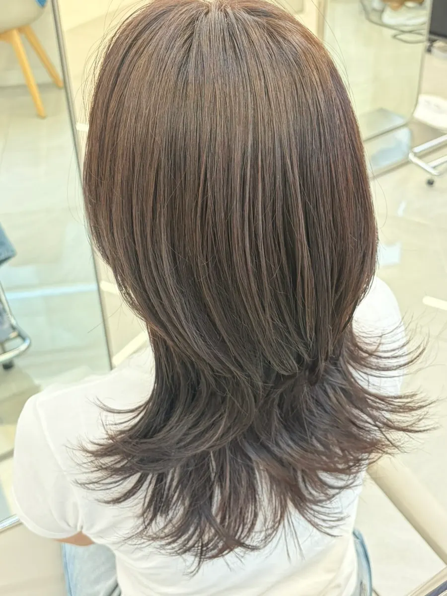 Cool-tone ash brown hair color with no red undertones