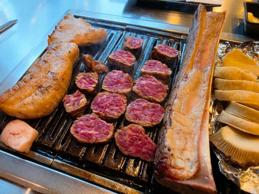焼き上がったウデカルビの皿