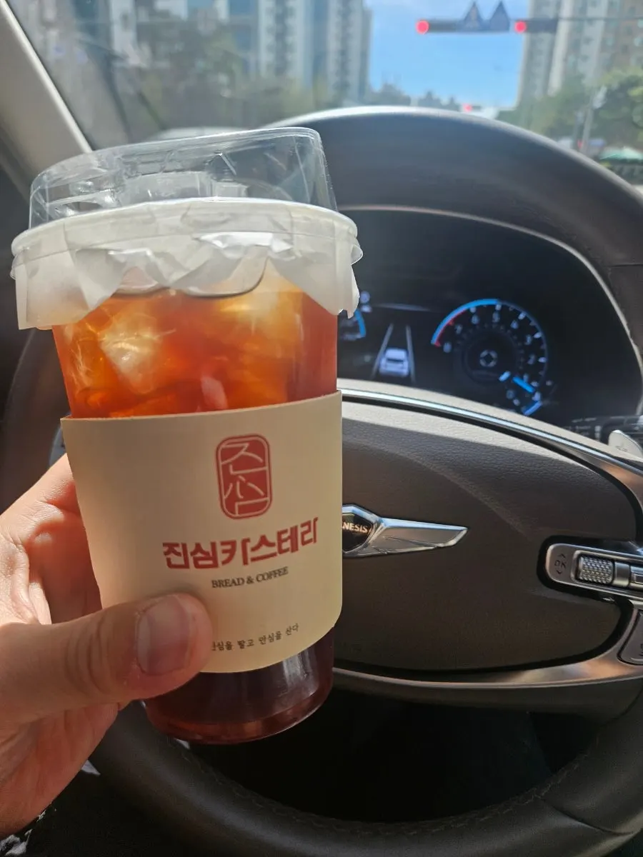 오후 간식으로 주문한 카스테라 음료