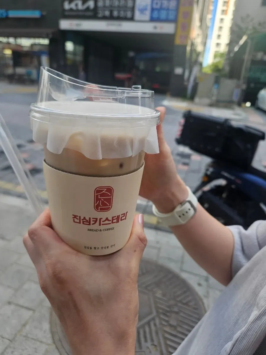 바닐라빈 라떼와 카스테라 간식 시간