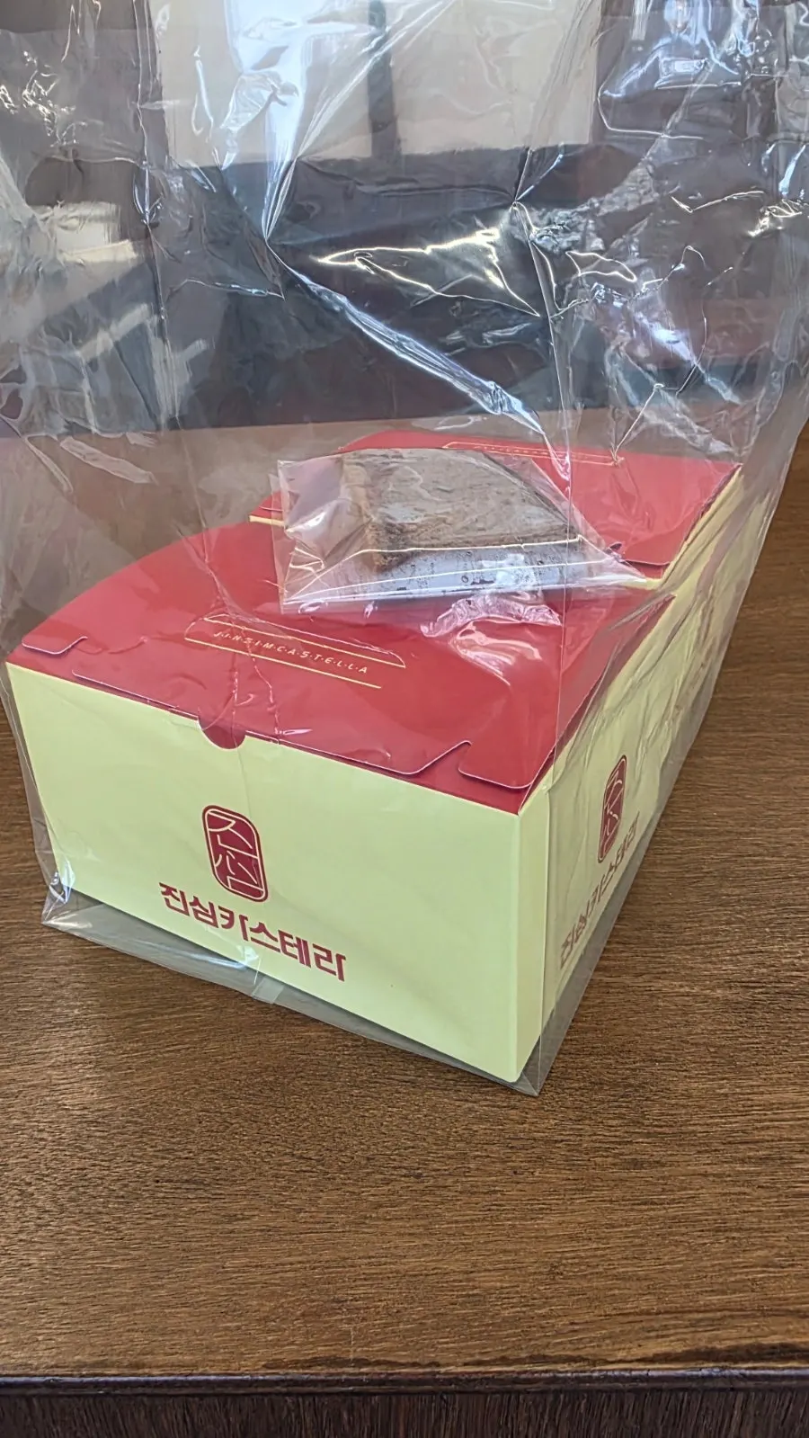 Packaged castella and a tasting sample