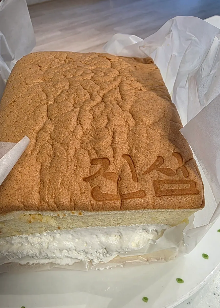 Castella packaging with an included cutting knife