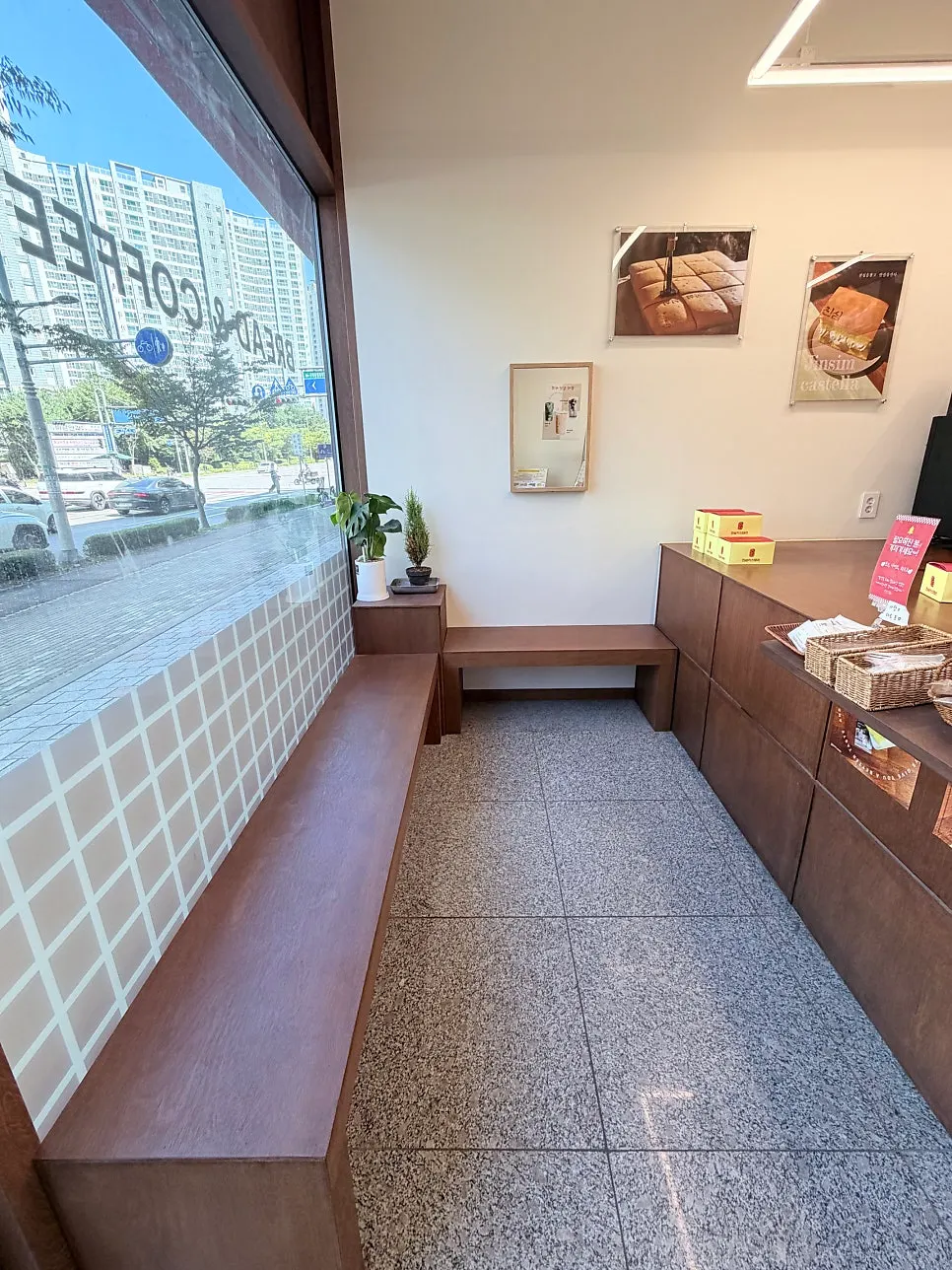 Entrance and signboard of Jinsim Castella