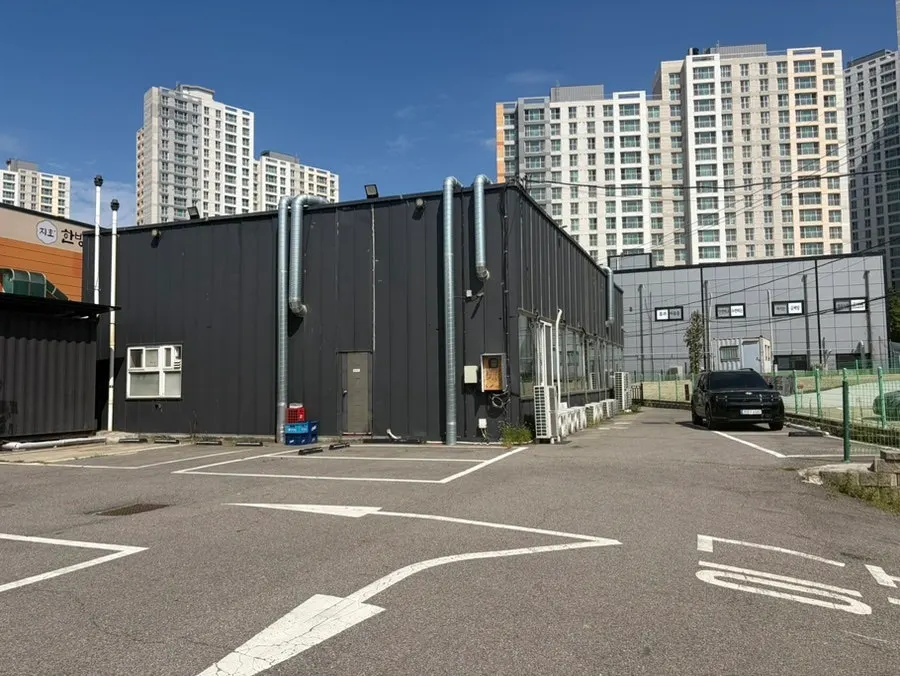 정원갈비 김포본점 건물 뒷편 넓은 주차장