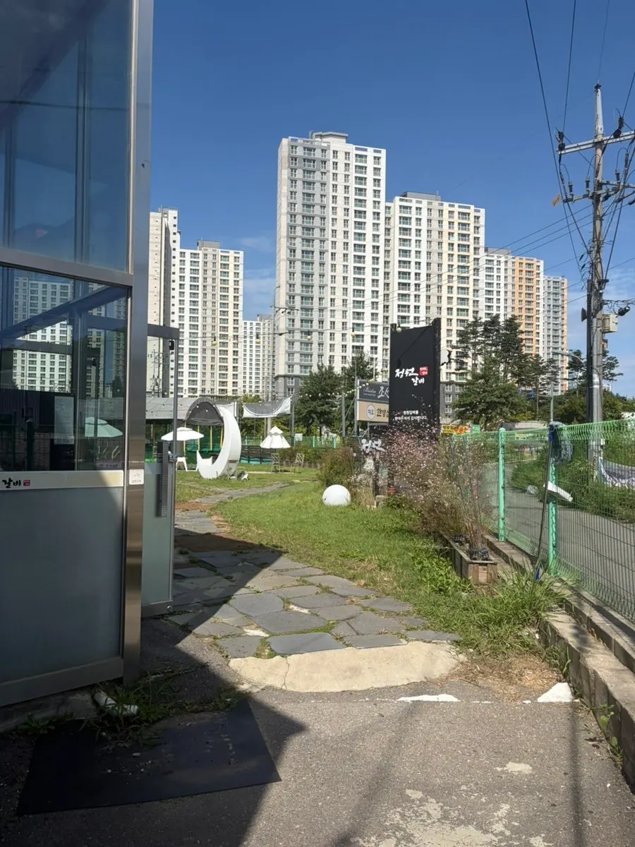 매장 입구로 향하는 길에서 본 정원갈비 김포본점