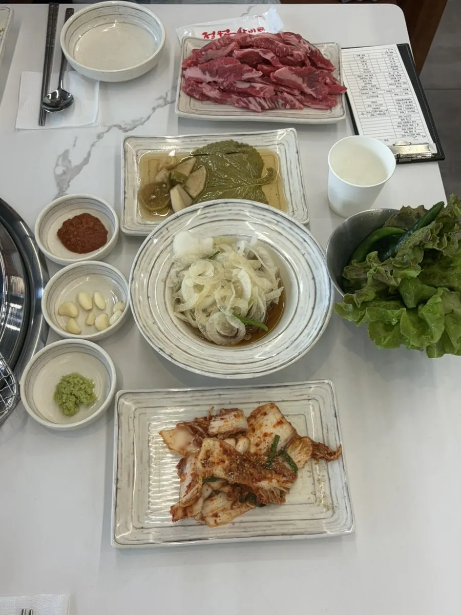 샐러드와 잡채 등 기본 반찬 접시
