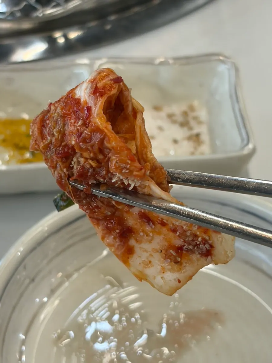 양념게장과 깻잎 장아찌 등 기본 찬