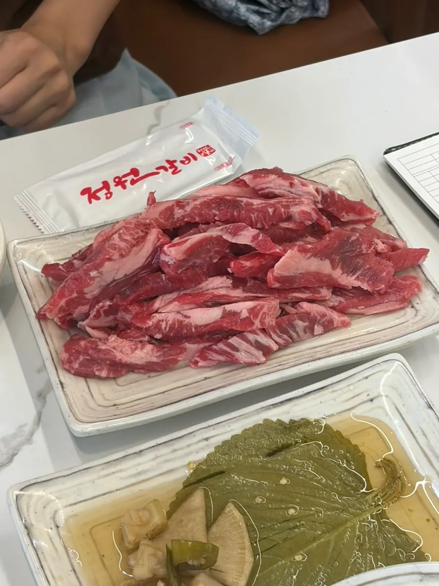 수북하게 담긴 소 생갈비살 3인분