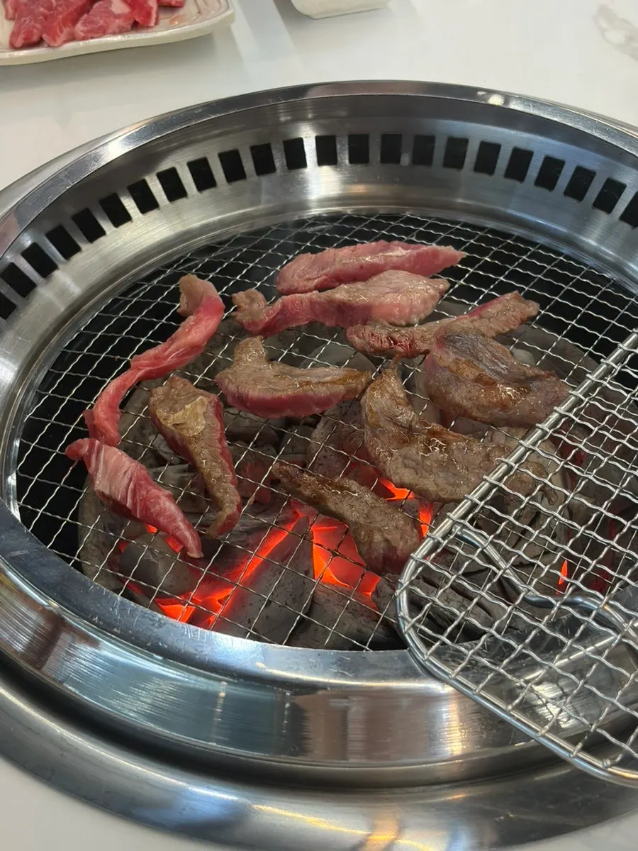 불판에 올린 소 생갈비살