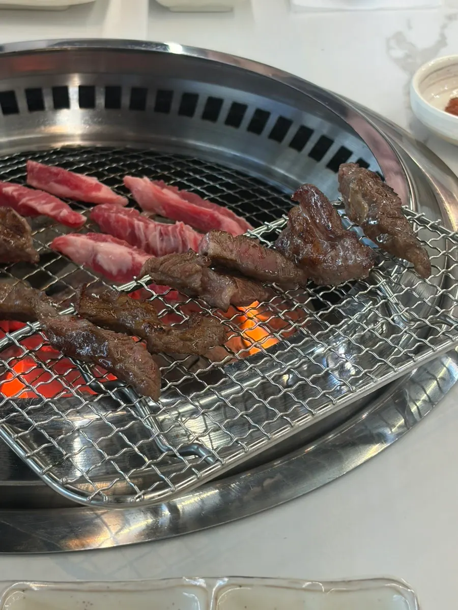 소금에 찍어 먹는 소갈비살 한 점