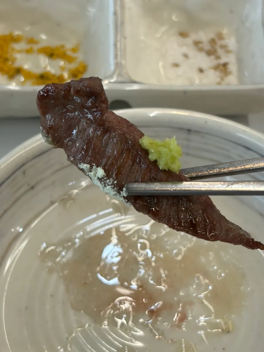 깨가 많은 기본 소금과 구운 갈비살