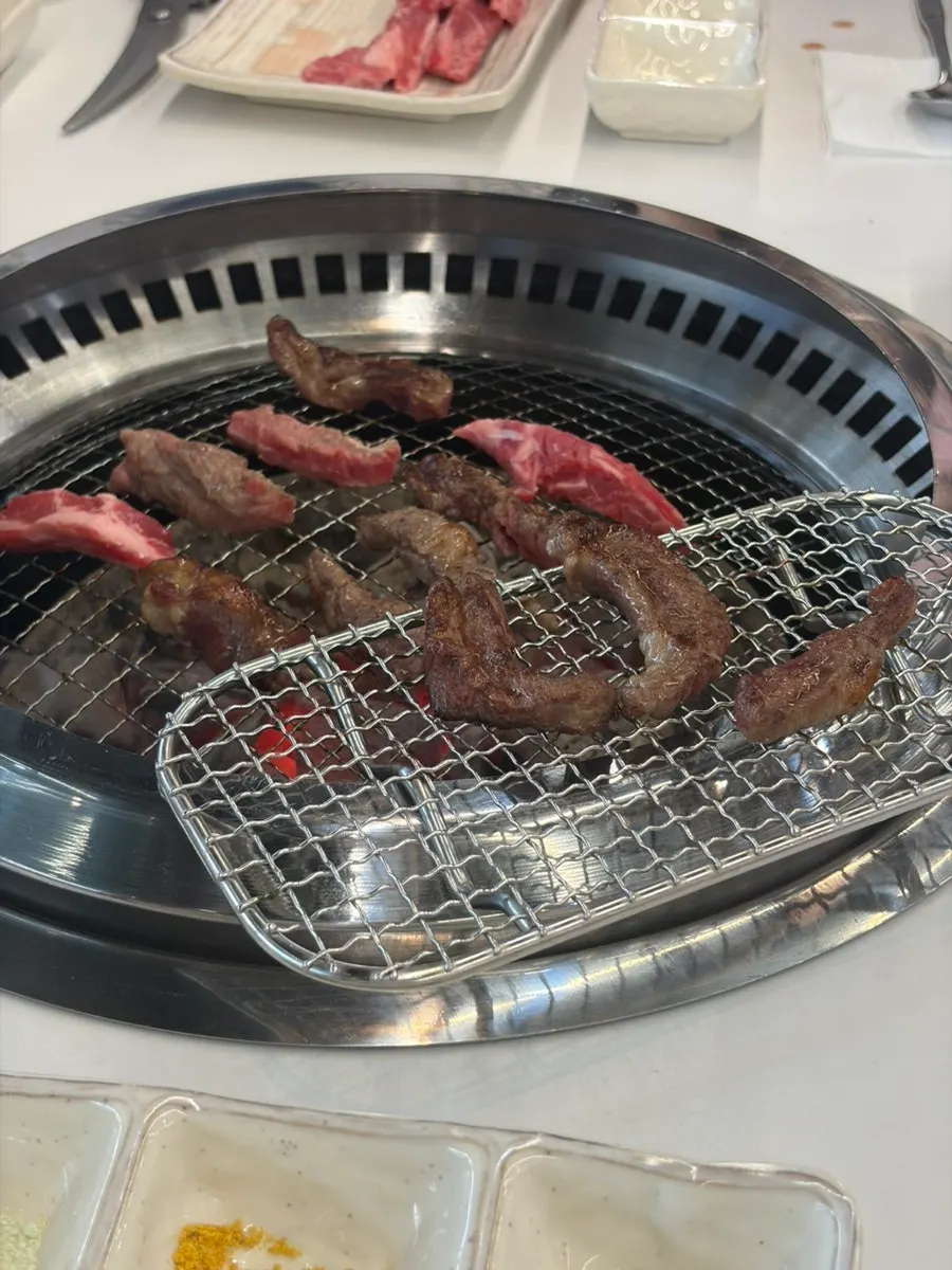 양파절임과 함께 올린 소갈비살