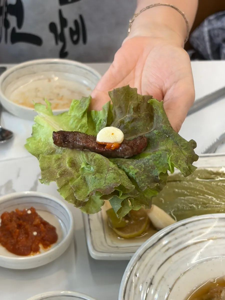 쌈채소에 소갈비살을 올린 쌈