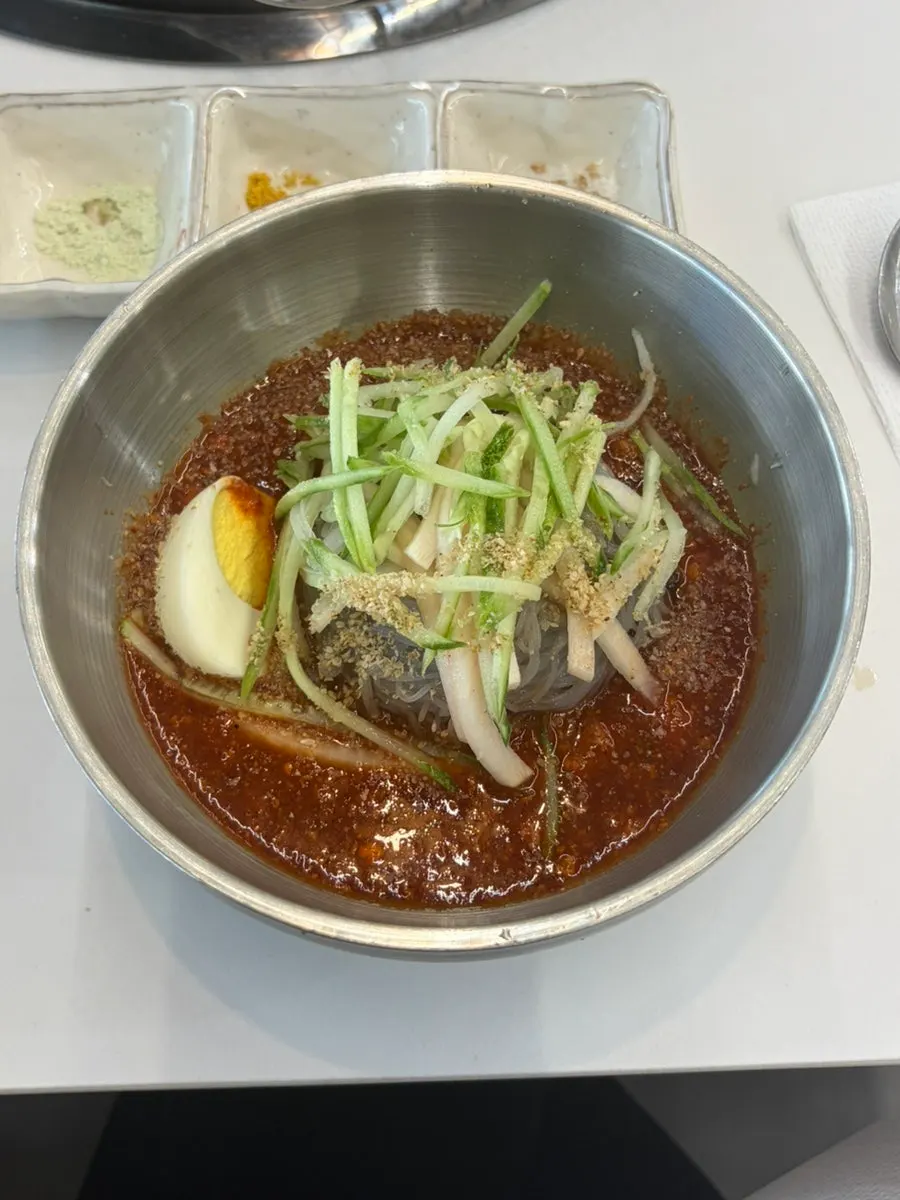 오이가 가득 올라간 후식 비빔냉면