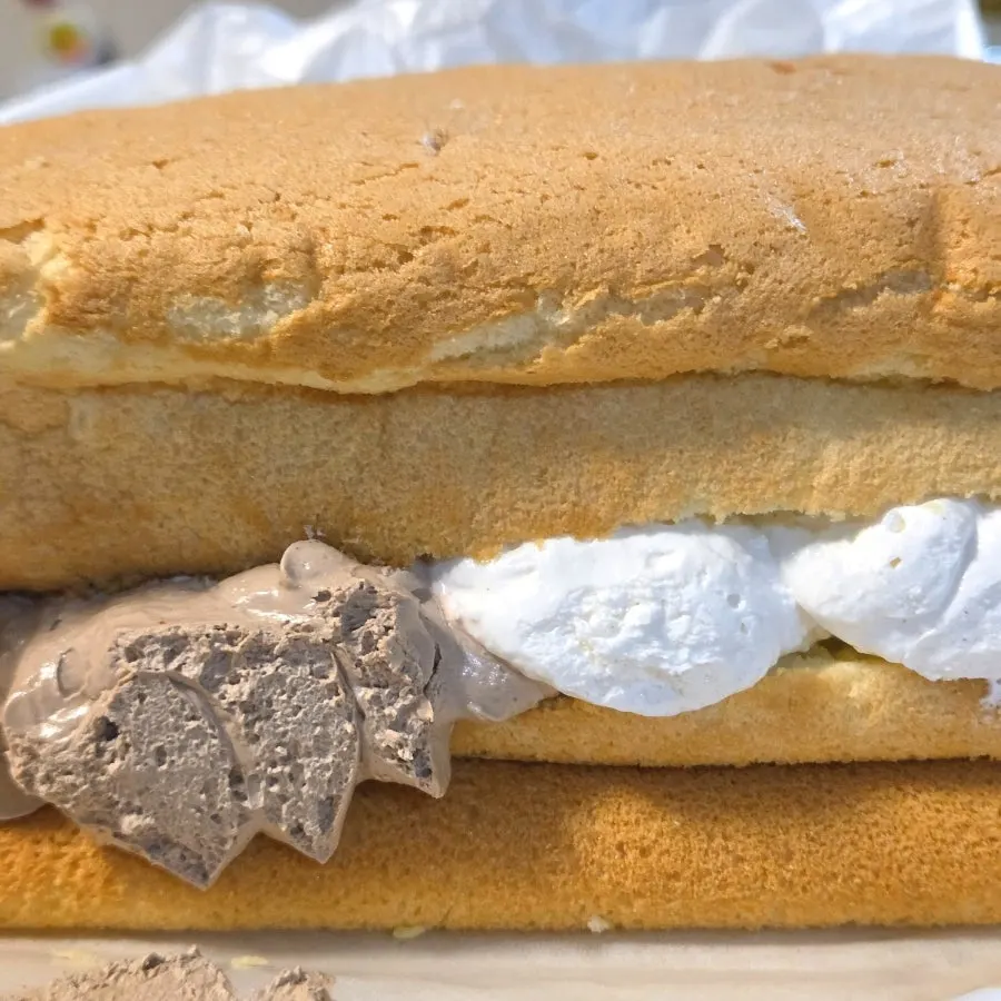 커피와 함께 놓인 카스테라