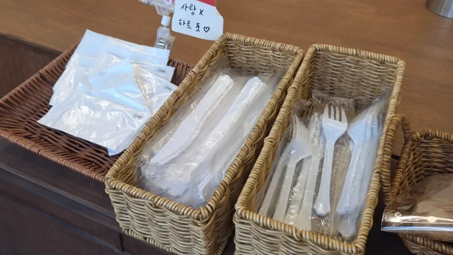 포크와 나이프, 물티슈가 놓인 셀프 코너