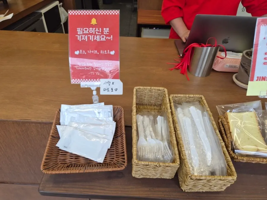 빨간 글씨 간판이 보이는 진심카스테라 매장 입구