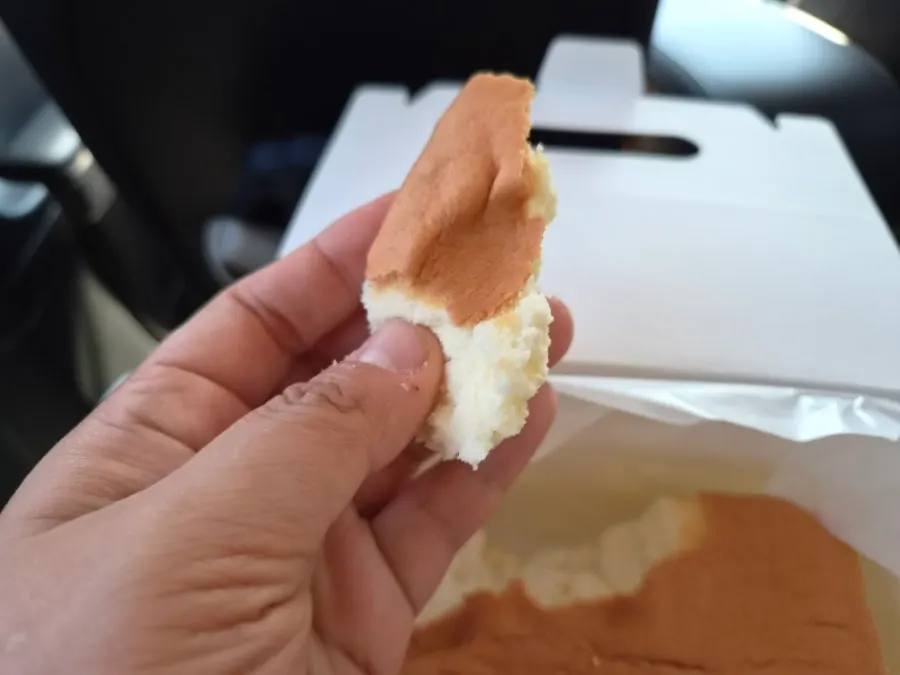 커피와 함께 아침 대용으로 차린 카스테라