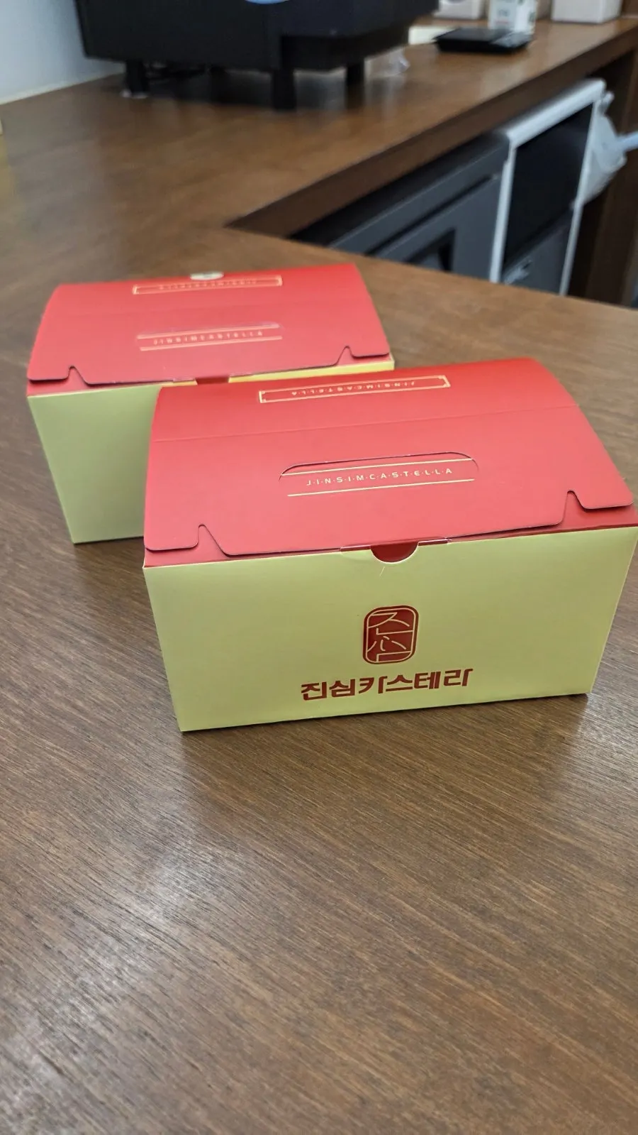 카스테라 두 개를 담은 포장 봉투