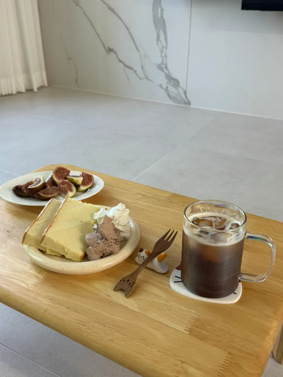 종류별 생크림을 발라 먹는 카스테라