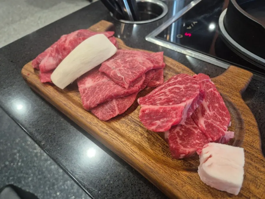 파김치와 잡채가 포함된 밑반찬