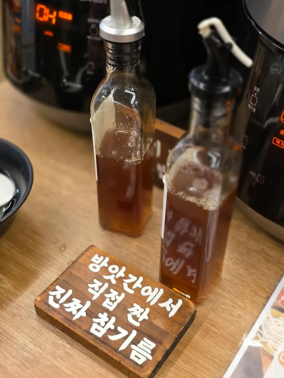 접시에 담은 겉절이와 열무김치 반찬