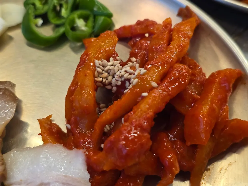 접시에 담긴 한돈 온수육