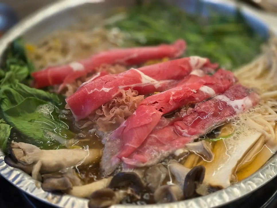 무말랭이 무침을 올린 수육 한 점