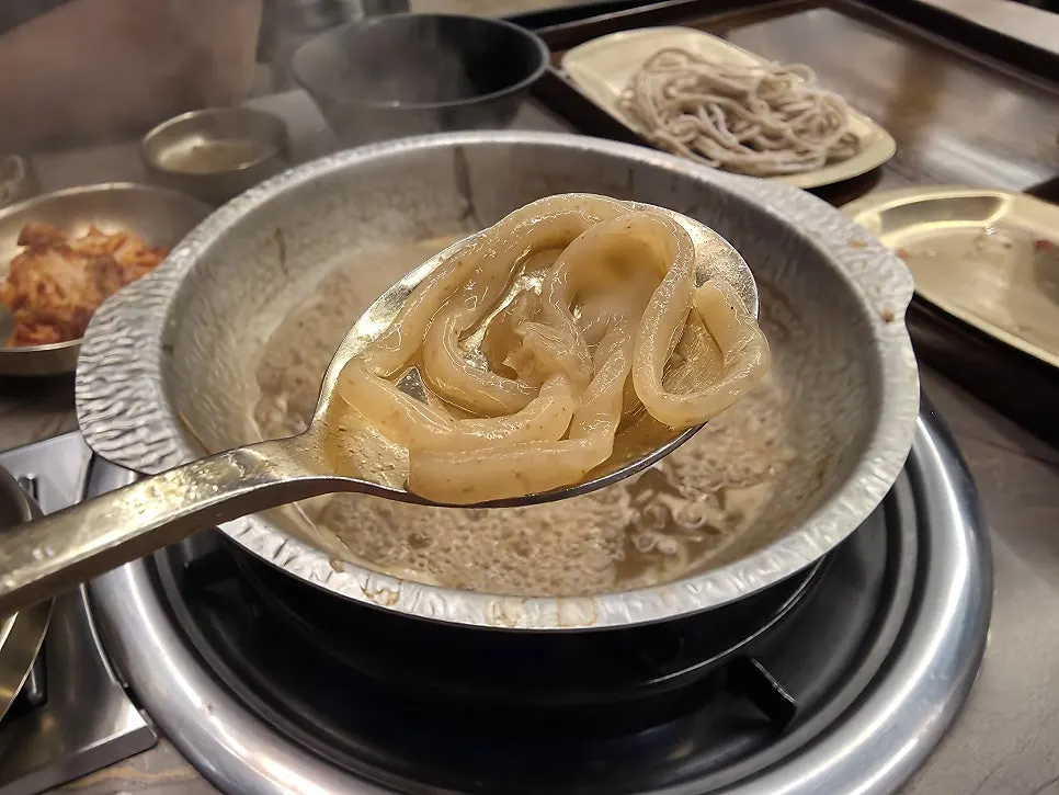 육수에 호밀 칼국수 면을 넣는 모습