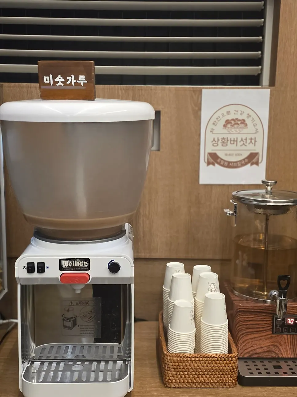 그릇에 덜어 담은 죽 한 그릇