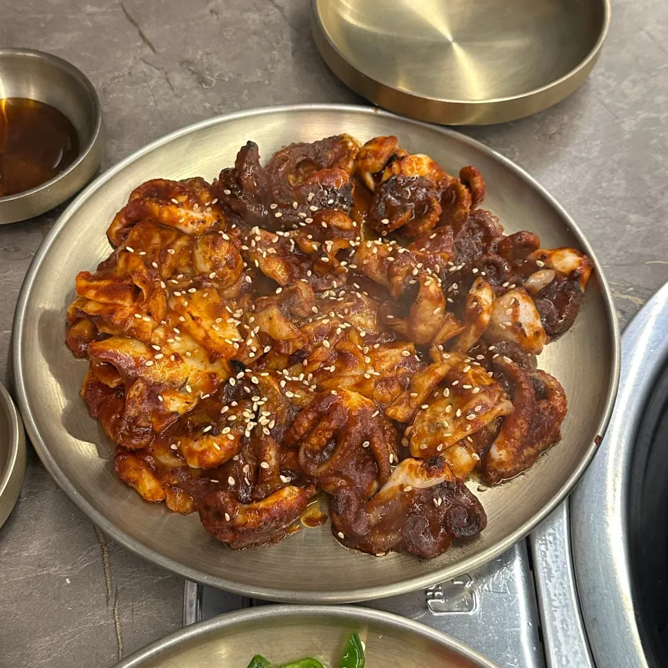 꿀 마늘 소스를 곁들인 명인수육