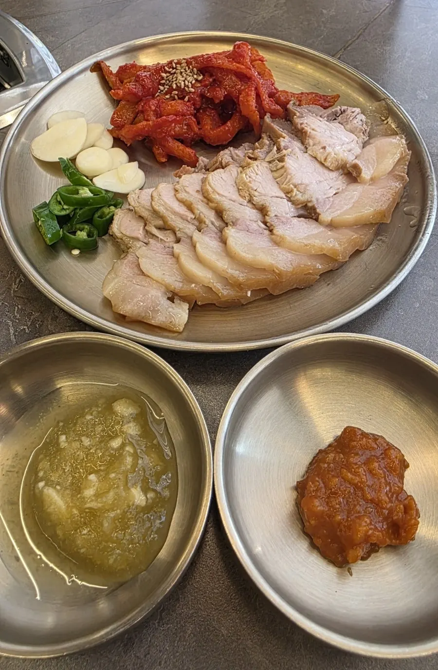 Smoky stir-fried webfoot octopus and boiled pork