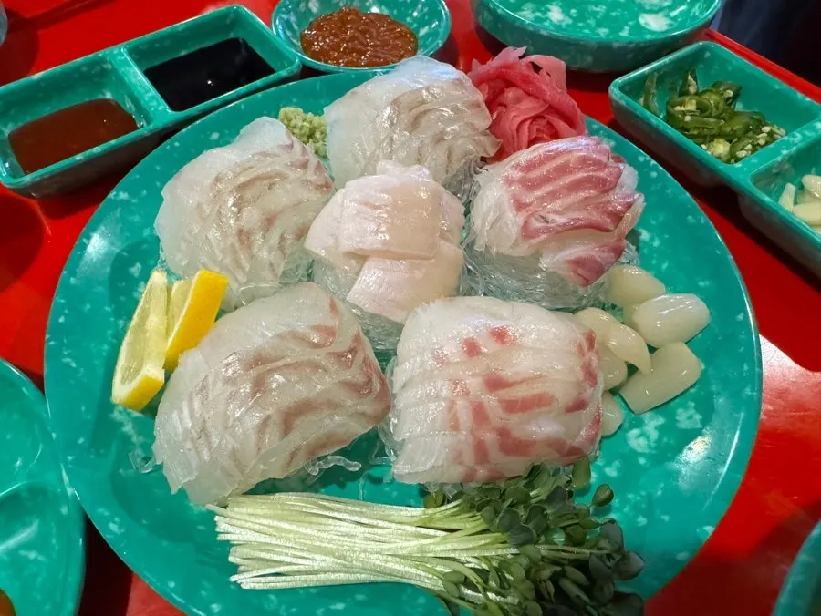 예쁘게 담겨 나온 광어반 참돔반 숙성회